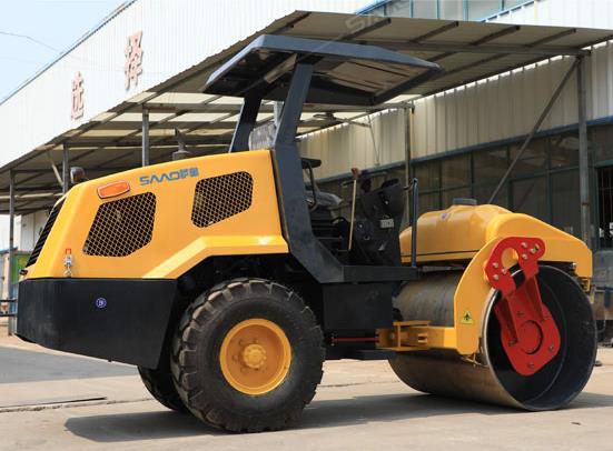 壓路機(jī)前有鋼輪后有輪胎，壓實(shí)更平整