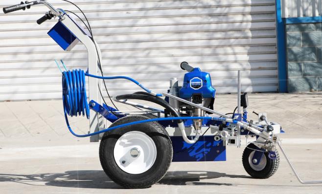 道路劃線機(jī)施工，別忘記調(diào)節(jié)流量