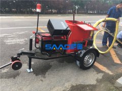 客戶來(lái)廠實(shí)地考察灌縫機(jī)路面養(yǎng)護(hù)設(shè)備