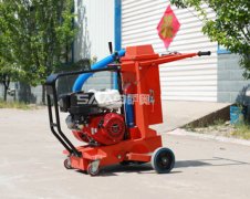 熟練操作小型瀝青路面開槽機，不是夢