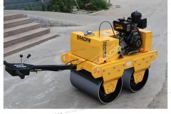 手扶式壓路機(jī)操作簡單靈敏，炎炎夏天不用怕